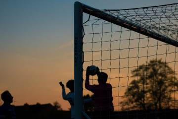 瓜迪奥拉执教曼城谢幕，赛后幽默告别记者（配图示意）
